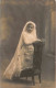 CARTE PHOTO -  Petit Fille Agenouillée - Première Communion - Oblitérée En 1918 - Carte Postale Ancienne - Portraits