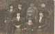 Enfants - Photo De Famille -  Gendarmes - Enfant Entre Les Genoux De Son Grand Père - Carte Postale Ancienne - Grupo De Niños Y Familias