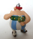 FIGURINE ASTERIX PLASTOY 2002 OBELIX TIMIDE AVEC BOUQUET DE FLEURS (3) - Astérix & Obélix