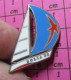 812F Pin's Pins / Beau Et Rare / SPORTS / VOILE VOILIER EOLIA 38 REGATE COURSE Double Attache Par COINDEROUX - Sailing, Yachting