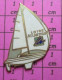 1416B Pin's Pins / Beau Et Rare / SPORTS / VOILE VOILIER LOIRE-ATLANTIQUE REGATE COURSE Par MARC POTIRON - Segeln