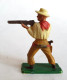 FIGURINE STARLUX COWBOY Tireur FUSIL DEBOUT CHEMISE JAUNE - SERIE ORDINAIRE 1957 Réf 121 - à Partir De 1957 (2) - Starlux