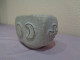Escultura. Capitel De Piedra Caliza. Con Símbolos En Relieve. (2 Cruces Y El Ciclo Lunar). - Steen & Marmer