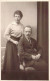 COUPLE - Un Homme Assis Sur Un Fauteuil Ca Femme Se Tient Debout Derriére Lui - Carte Postale Ancienne - Couples