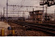 Photo Diapo Diapositive Slide Train Wagon PARIS GARE DE LYON Poste II Locomotive 72000 Et Son Train En 03/1988 VOIR ZOOM - Diapositives