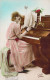 CPA - FANTAISIE - Femme Au Piano Tourne Sa Partition - CARTE POSTALE ANCIENNE - Women