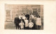 ENFANTS - Famille - Une Famille Nombreuse Posant Devant Leur Maison - Carte Postale Ancienne - Children And Family Groups