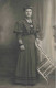 CARTE PHOTO - Photographie - Portrait D'une Femme Tenant Une Chaise - Carte Postale Ancienne - Fotografie