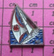 716 Pin's Pins / Beau Et Rare / SPORTS / VOILE VOILIER CAISSE D'EPARGNE REGATE COURSE - Segeln