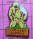 912A Pin's Pins / Beau Et Rare / SPORTS / JUDO JUDOKA KIMONO CLUB FLERSOIS FLERS - Judo