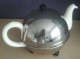 VINTAGE OUDE KERAMIEKEN WITTE THEEPOT IN WARMHOUDER - Teapots