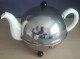 VINTAGE OUDE KERAMIEKEN WITTE THEEPOT IN WARMHOUDER - Teapots