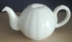 Delcampe - VINTAGE OUDE KERAMIEKEN WITTE THEEPOT IN WARMHOUDER - Theepot