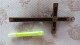Z 32 -crucifix Poids 277g Et Gobelet De Lourdes - Religiöse Kunst