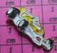 211c Pin's Pins / Beau Et Rare / SPORTS / F1 FORMULE 1 BLANCHE ET JAUNE N°42 - Automovilismo - F1