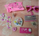 CLUB BARBIE SAC ROSE DIFFERENTS ACCESSOIRES  Lampe, Collier, Lunettes Palette De Fard, Stylos.... - Barbie