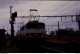 Photo Diapo Diapositive Slide Train Zug Wagon Locomotive Electrique SNCF BB 9702 à MONTEREAU Le 26/01/1993 VOIR ZOOM - Diapositives (slides)