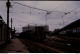 Photo Diapo Diapositive Train Wagon Locomotive Loco Et Train Voies Centre Tri PTT à PARIS LYON Le 19/02/1993 VOIR ZOOM - Diapositives