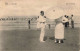 BELGIQUE - Knocke Zoute - Sur La Plage - Animé - Femmes Avec Des Ombrelles -  Carte Postale Ancienne - Knokke