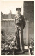 MILITARIA - Personnages - Un Jeune Soldat Pris En Photo - Carte Postale Ancienne - Personen