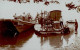 Fotographie Boot Winkelried Arbeiter II- (Druckspuren Bugspur Einriß) - Fotografia