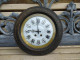 Delcampe - Ancienne Pendule Oeil De Boeuf Cadran & Chiffres Émaillés Décor Frise Grecque - Horloges