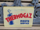 Delcampe - Ancienne Enseigne Plaque Tôle Publicitaire Thermogaz Poste Service.  Illustration Riky. - Gas, Garage, Oil