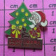 516B Pin's Pins / Beau Et Rare & TB état / NOEL / PERE NOEL SAPIN CADEAU CONFORAMA GROUPE CHARLES - Kerstmis