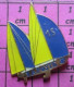 516A  Pin's Pins / Beau Et Rare / SPORTS / VOILE VOILIER LA POSTE 15 CANTAL - Segeln