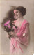 CARTE PHOTO - Photographie - Portrait D'une Jeune Femme Tenant Un Bouquet De Fleurs - Colorisé -  Carte Postale Ancienne - Photographie