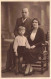 CARTE PHOTO - Photographie - Portrait D'un Couple Avec Leur Enfant -  Carte Postale Ancienne - Photographie