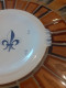 Delcampe - Plat Figurant Un Poisson Pornic France Fleur De Lys. - Dishes