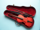 MINI VIOOL Violin Met STRIJKSTOK / ARCHET >> 20 Cm. >> NO More Info ( See Foto For Details ) Case Total  +/- 24 Cm.! - Musikinstrumente