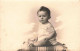 ENFANT - Portrait D'un Bébé Assis Sur Une Couverture - Carte Postale Ancienne - Retratos