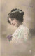 FETE - Bonne Fête - Jeune Femme - Colorisé - Carte Postale Ancienne - Fête Des Mères