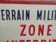 Ancienne Plaque Émaillée Terrain Militaire Zone Interdite Ca1970 - Enameled Signs (after1960)