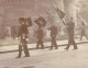 Photographie, Militaria, Militaire, 90 X 65 Mm, Défilé, 2 Scans - Guerre, Militaire