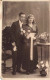 CARTE PHOTO - Couple - Portrait D'un Couple Entouré De Fleurs - Carte Postale Ancienne - Koppels
