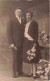 CARTE PHOTO - Couple - Femme Tenant Un Bouquet De Lys - Carte Postale Ancienne - Couples