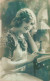 CARTE PHOTO - Portrait D'une Femme Lisant Un Livre - Carte Postale Ancienne - Photographie