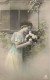 FANTAISIE - Femme En Tenue De Bal Tenant Un Bouquet De Roses - Colorisé - Carte Postale Ancienne - Frauen