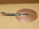 Delcampe - -ANCIEN COUVERCLE DE CASSEROLE XIXe CUIVRE POIGNEE Fer DECO CUISINE  E - Cuivres