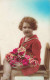 ENFANT - Une Petite Fille Tenant Un Bouquet De Roses - Colorisé -  Carte Postale Ancienne - Gruppen Von Kindern Und Familien