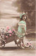 Enfants - Portrait D'une Petite Fille Tirant Une Brouette De Fleurs - Carte Postale Ancienne - Portraits