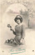 FÊTES - Fleurs D'Amitiés - Femme Tenant Une Fleur -  Carte Postale Ancienne - Sonstige & Ohne Zuordnung