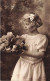 ENFANTS - Portrait - Petite Fille Tenant Un Paniers De Roses - Noeud Dans Les Cheveux-  Carte Postale Ancienne - Portraits