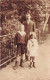 CARTE PHOTO - Portrait De Famille - Un Père Avec Ses Enfants - Jardin  -  Carte Postale Ancienne - Photographie