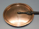 Delcampe - -ANCIEN COUVERCLE DE CASSEROLE XIXe CUIVRE POIGNEE Fer DECO CUISINE   E - Cuivres