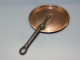 Delcampe - -ANCIEN COUVERCLE DE CASSEROLE XIXe CUIVRE POIGNEE Fer DECO CUISINE   E - Rame