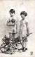 ENFANT - Portrait - Deux Frères Tenant Un Bouquet De Fleurs Et Un Brouette -  Carte Postale Ancienne - Portraits